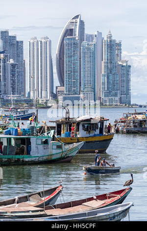 15. Juni 2016 Panama-Stadt: kleine Fischerboote auf dem Wasser am Fischmarkt mit der modernen Innenstadt treiben Stockfoto