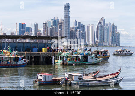 15. Juni 2016 Panama-Stadt: kleine Fischerboote auf dem Wasser am Fischmarkt mit der modernen Innenstadt treiben Stockfoto