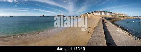 Panorama-Blick auf Saint-Malo sandigen Küste, Stadt und Hafen, Frankreich Stockfoto