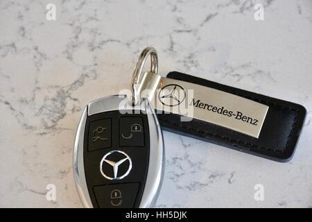 Mercedes Benz Schlüsselanhänger auf einer weißen Marmor Oberfläche Stockfoto