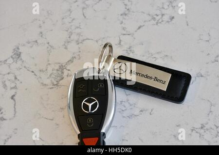 Mercedes Benz Schlüsselanhänger auf einer weißen Marmor Oberfläche  Stockfotografie - Alamy