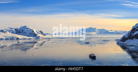 Neco Bucht umgeben von Gletschern und Kreuzfahrt Schiff driften langsam, Antarktis Stockfoto