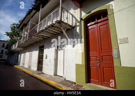 15. Juni 2016 Panama-Stadt: Nahaufnahme von einem neu renovierten historischen Gebäude gemischt mit Ruinen im Bereich "Casco Viejo" der Hauptstadt Stockfoto