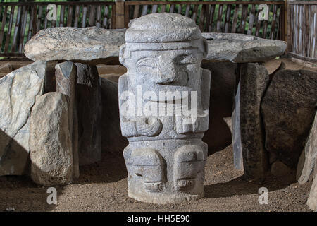 präkolumbianischen Steinstatue Closeup Details in Altos de Los Idolos Archäologie Ort in Kolumbien Stockfoto