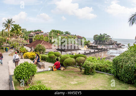 Touristen in Tanah Lot Tempel, Bali, Indonesien Stockfoto