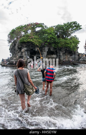 Touristen in Tanah Lot Tempel, Bali, Indonesien Stockfoto