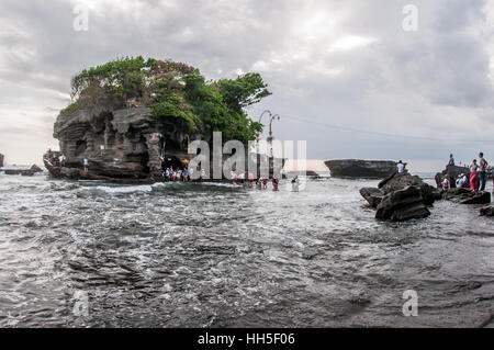 Touristen in Tanah Lot Tempel, Bali, Indonesien Stockfoto