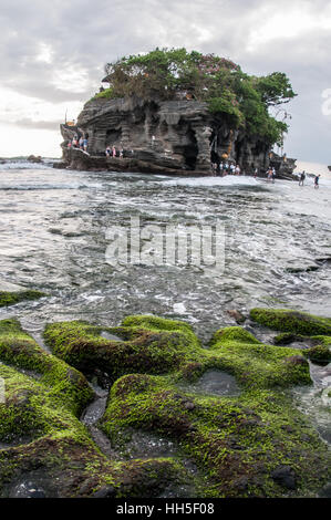 Touristen in Tanah Lot Tempel, Bali, Indonesien Stockfoto