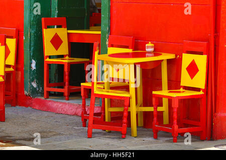 bunte Stühle vor einem Gebäude in El Jardin Antioquia Stockfoto