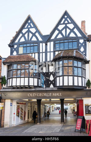 Fachwerk-Eingang zur alten George Mall Shopping Center, High Street, Salisbury, Wiltshire, England, Vereinigtes Königreich Stockfoto