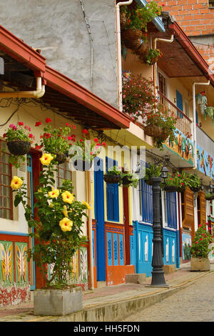 Enge Erfassung eines bunt bemalten Häuser mit vielen Blumen in Guatape, Kolumbien Stockfoto