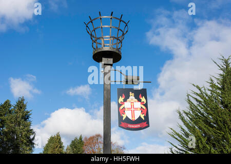 Feuer Beacon mit Ortsschild, Tidworth, Wiltshire, England, Vereinigtes Königreich Stockfoto