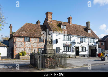 16. Jahrhundert Königin Head Pub und Predigt Kreuz, High Street, Ludgershall, Wiltshire, England, Vereinigtes Königreich Stockfoto