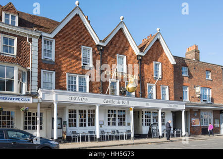 16. Jahrhundert Burg & Ball Inn, High Street, Marlborough, Wiltshire, England, Vereinigtes Königreich Stockfoto