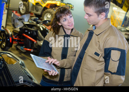 Junger Blick auf Bildschirm Tablet-Mechanik Stockfoto