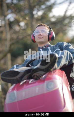 ruht auf dem Mähtraktor Stockfoto