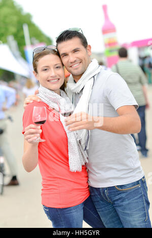 Paar genießt Wein im freien Stockfoto