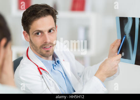 freundlicher Arzt Patiententest Resultate von x-ray Stockfoto
