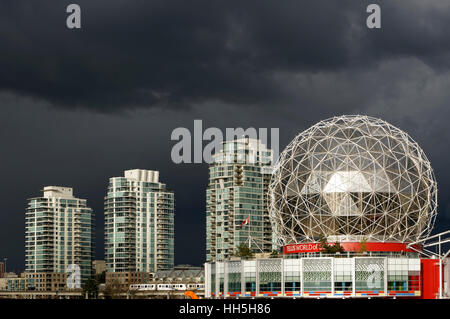 TELUS World of Science Dome und Eigentumswohnung Türme gegen dunkle Wolken, Vancouver, Britisch-Kolumbien, Kanada Stockfoto