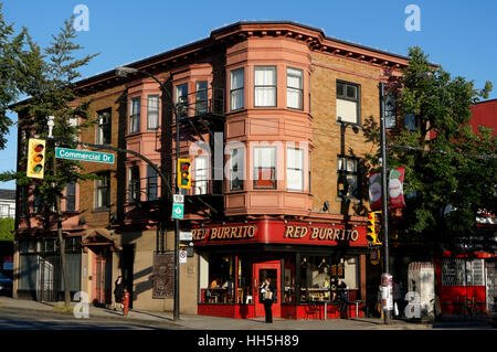 Roten Burrito mexikanisches Restaurant und alten Mietshaus an Ecke Commercial Drive und First Avenue in Vancouver, British Columbia, Kanada Stockfoto