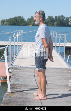 Porträt von gut aussehender Mann am Pier ruhig wegschauen Stockfoto