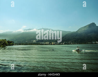 Ein Schnellboot auf der Lagune in Rio de Janeiro Stockfoto