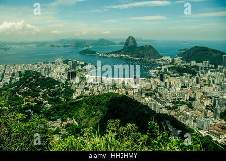 Ein klassischer Blick auf den Berg Sugarloaf vom Aussichtspunkt Dona Marta in Rio de Janeiro Stockfoto