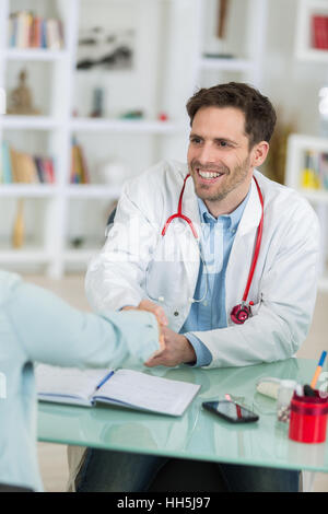 hübscher Junge Ärztin bei der Arbeit in seinem Büro Stockfoto