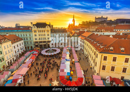 Blick auf Weihnachtsmarkt auf dem Hauptplatz in Bratislava, Slowakei Stockfoto