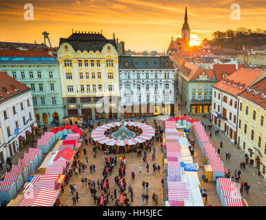 Blick auf Weihnachtsmarkt auf dem Hauptplatz in Bratislava, Slowakei Stockfoto