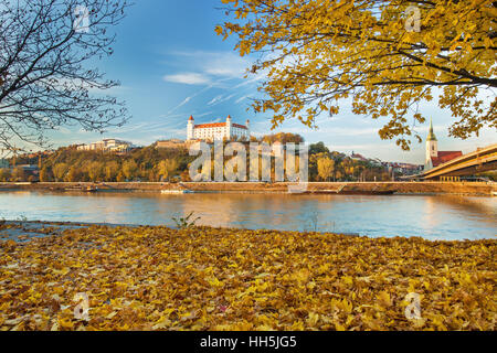 Die Burg von Bratislava, Kathedrale und dem Parlament über Donau in Brastislava Stadt, Slowakei Stockfoto