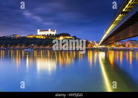 Die Burg Bratislava, Parlament und die neue Brücke über die Donau mit Abend Lichter in der Hauptstadt der Slowakei, Bratislava Stockfoto