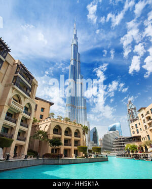 DUBAI FINANCIAL CENTER, Vereinigte Arabische Emirate-Februar 29, 2016: Blick auf Burj Khalifa (828 m Höhe) in finanziellen Zentrum von Dubai, Vereinigte Arabische Emirate Stockfoto