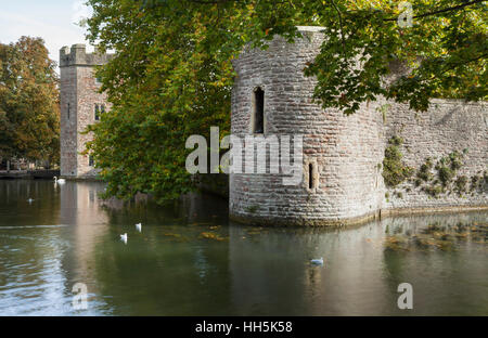 Das Torhaus und die Stadtmauer von der Bischofspalast spiegelt sich in den Palast Graben, Wells, Somerset, England Stockfoto