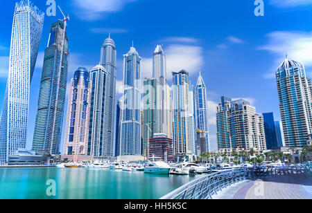 DUBAI, UNITED ARAB EMIRATES - 3. März 2016: Luxus und moderne Wolkenkratzer in Dubai Marina Stockfoto