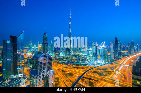 DUBAI, Vereinigte Arabische Emirate-März 5, 2016: Skyline von Dubai mit Stadtzentrum leuchtet Sheikh Zayed Straßenverkehr, Dubai Stockfoto