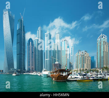 Dubai Marina Wolkenkratzer und Hafen mit Luxus-Yachten, Dubai, Vereinigte Arabische Emirate Stockfoto