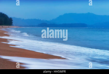 Der Sand und Surfen von Mai Khao Beach in Talang Stadt auf der Insel Phuket Thailand. Stockfoto