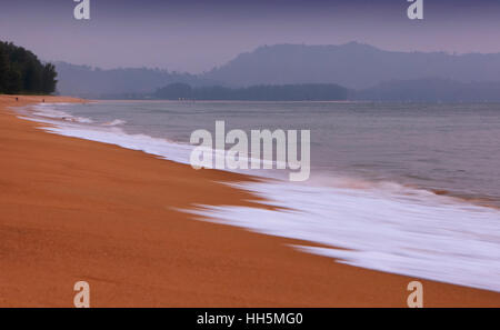 Der Sand und Surfen von Mai Khao Beach in Talang Stadt auf der Insel Phuket Thailand. Stockfoto