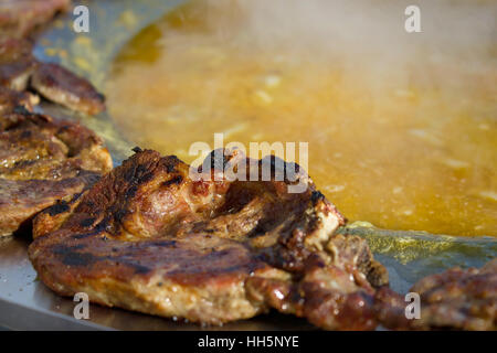 Gebratenes Steak in traditionellen kroatischen Kotlovina Schale Stockfoto