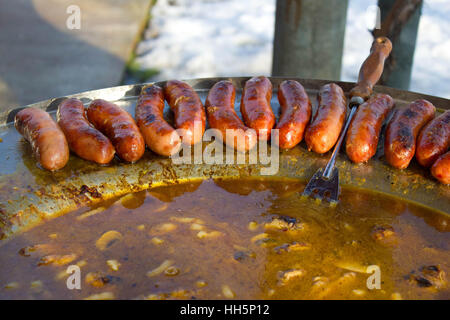 Gebackene Würstchen in kroatischen Traditionsgericht kotlovina Stockfoto