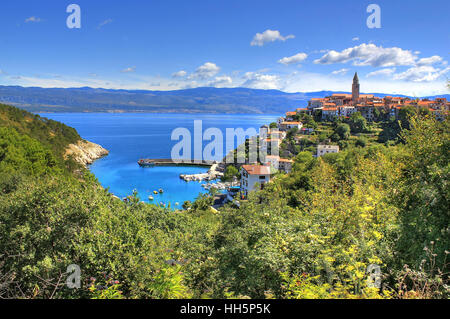 Mediterrane Stadt von Vrbnik, Insel Krk, Kroatien - Stadt in der nördlichen Adria befindet sich auf dem hohen Felsen, bekannt durch die Wein - Qualität Vrbnicka zl Stockfoto