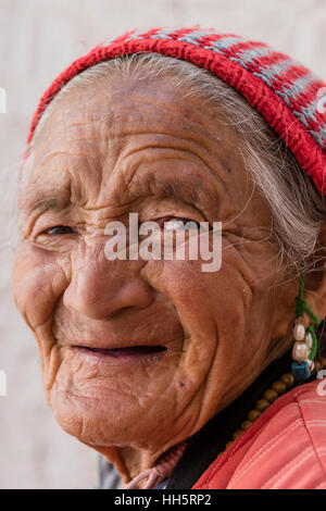 Porträt einer alten tibetischen Frau Stockfoto