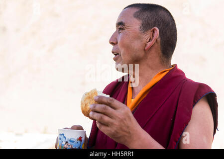 Tibetischen buddhistischen Mönch frühstücken Stockfoto