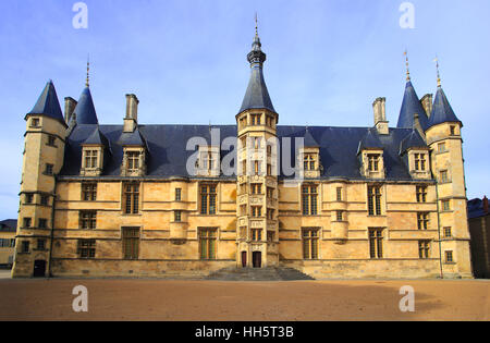 Der großherzogliche Palast in Nevers, Nièvre, Frankreich. Erbaut im 15. und 16. Jahrhundert feudalen Gebäude in Zentralfrankreich. Stockfoto