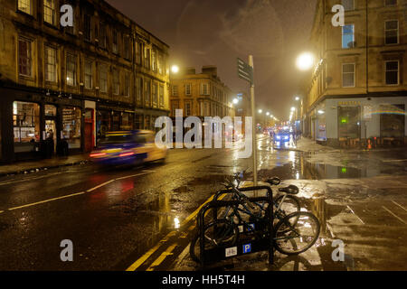 nassen regnerischen Nacht in Finnieston ist Schottlands Shoreditch gentrified schlechten Teil der Stadt, das grenzt an die wohlhabenden wünschenswert Westend Stockfoto