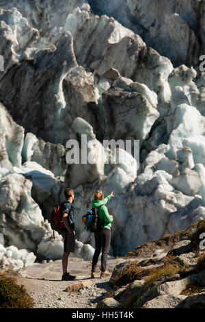 Zwei Erwachsene suchen Gletscher, Chamonix, Frankreich Stockfoto