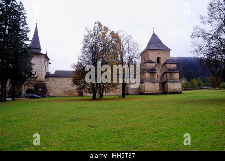 Klosters Sucevita ist ein rumänisch-orthodoxen Kloster befindet sich in Suceava County, Moldawien, Bukowina, Rumänien. Das Kloster wurde im Jahre 1585 erbaut. Es ist eines der acht Klöster in der nördlichen Moldau mit Fresken an den Außenwänden. Der innere Hof des klösterlichen Ensembles ist fast quadratisch und ist umgeben von hohen (6 m), Breite (3 m) Wände. Es gibt mehrere andere defensive Strukturen innerhalb des Ensembles, darunter vier Türme (einer an jeder Ecke). Sucevița war eine fürstliche Residenz sowie ein befestigtes Kloster. Die Wände und Türme. Stockfoto