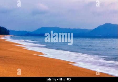 Der Sand und Surfen von Mai Khao Beach in Talang Stadt auf der Insel Phuket Thailand. Stockfoto