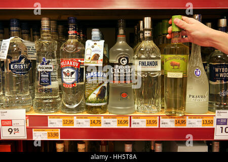 Ein Kunde nimmt eine Flasche Wodka in einem shop Stockfoto